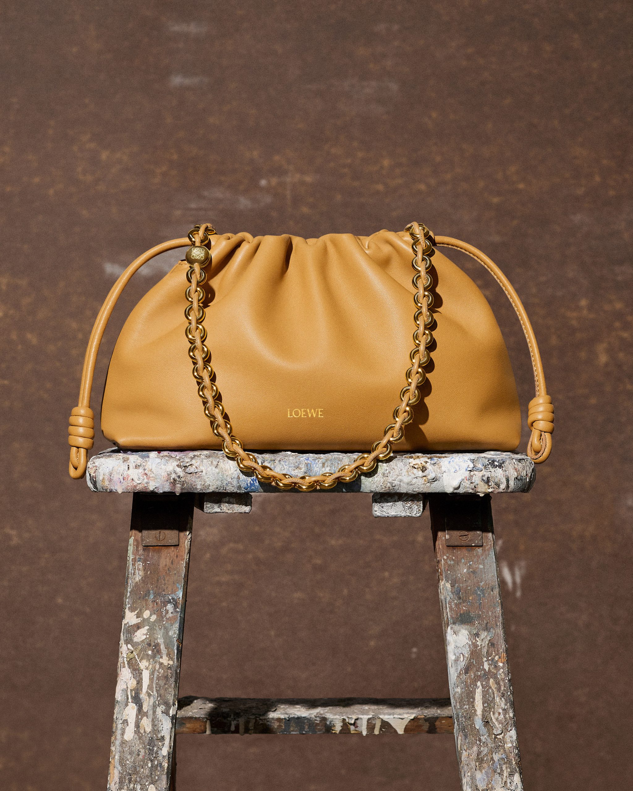 LOEWE_SS24_FLAMENCO_PURSE_ELEVATED_RGB_CROPPED_4X5_1