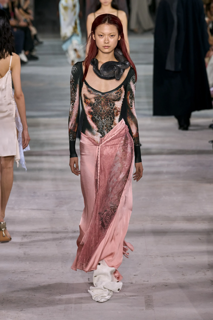 Người mẫu trình diễn trang phục họa tiết hoa màu hồng nhạt trên sàn diễn thời trang