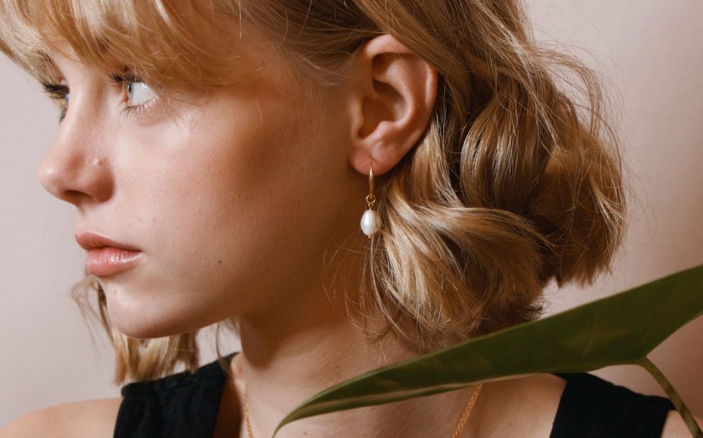 Chân dung cô gái tóc vàng với đôi bông tai ngọc trai tinh tế