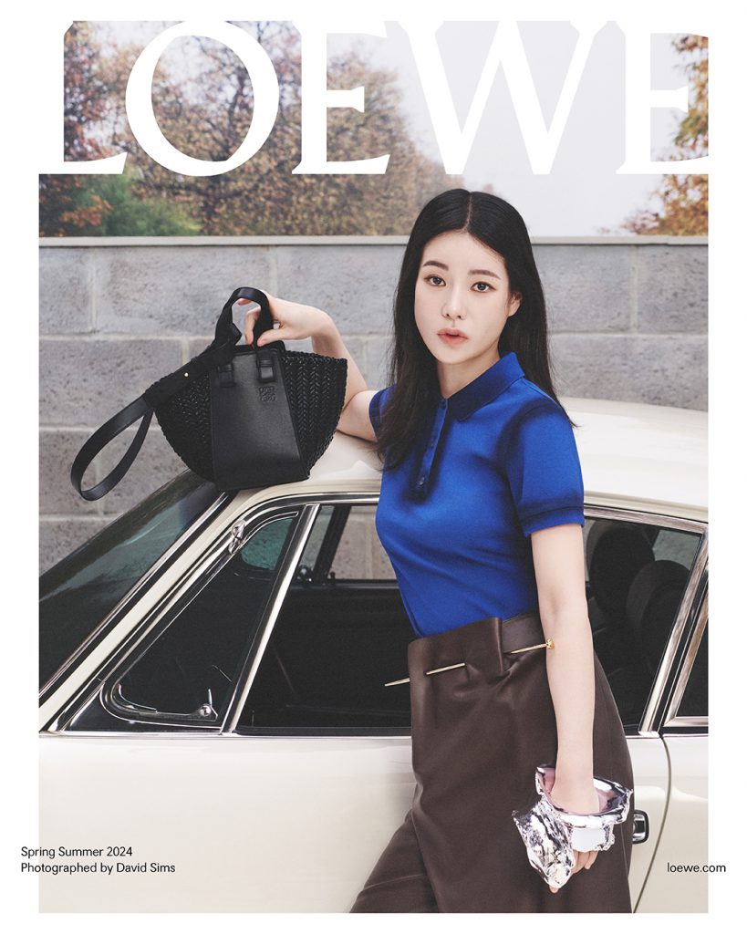 Lim Ji Yeon tạo dáng cùng túi xách LOEWE trước xe ô tô cổ điển