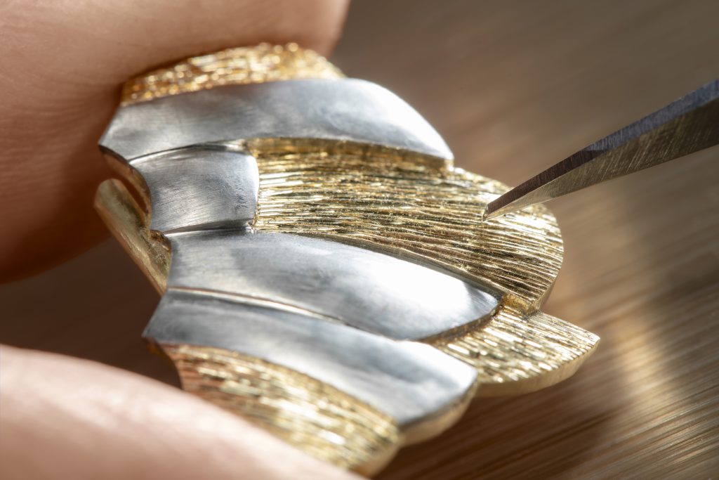 Thợ kim hoàn đang tỉ mỉ chạm khắc hoa văn trên bề mặt trang sức vàng bạc