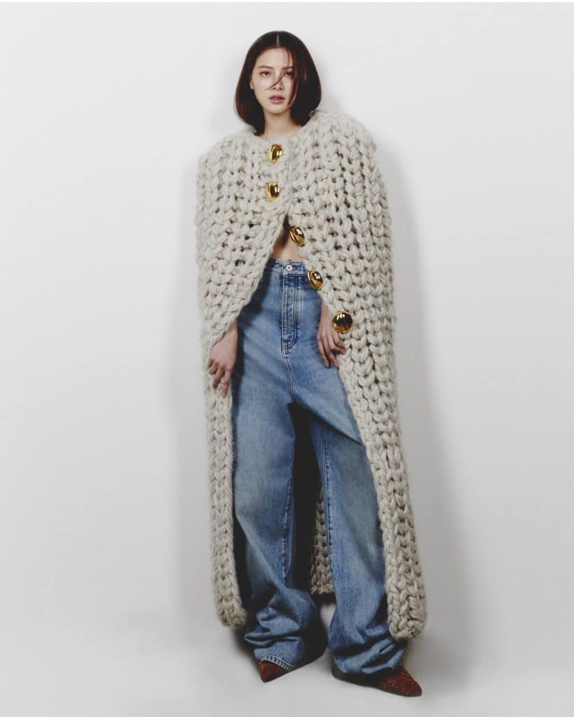 Baifern diện áo khoác len dày dặn cùng quần jeans ống rộng năng động