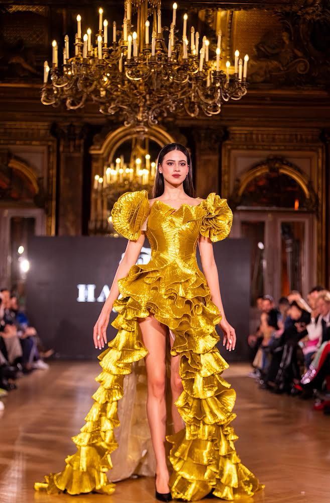 Người mẫu trình diễn bộ váy vàng nổi bật trên sàn catwalk sang trọng