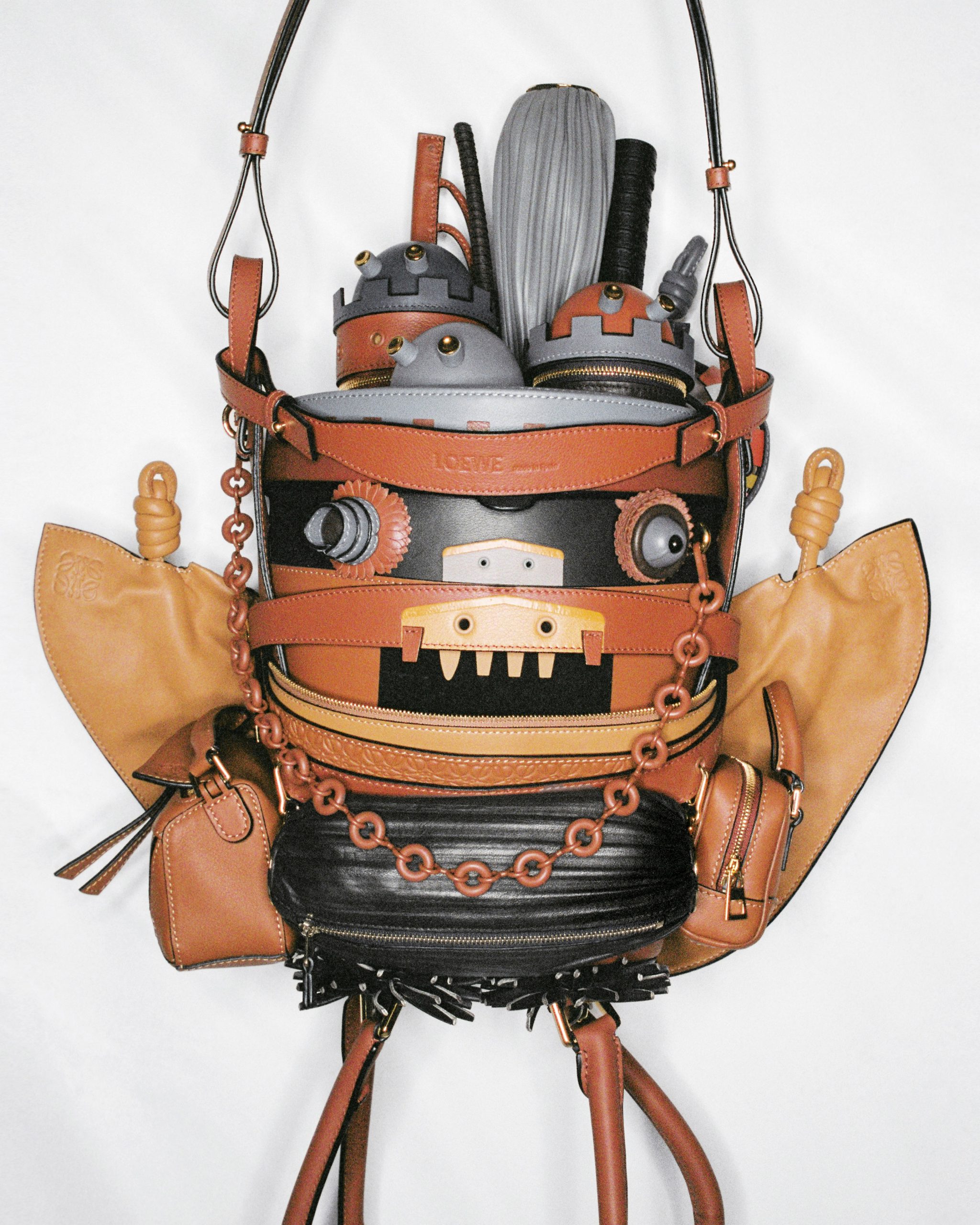 LOEWE_2023_SHANGHAI_EXHIBITION_HERO_PIECES_RGB_CROPPED_4X5_031