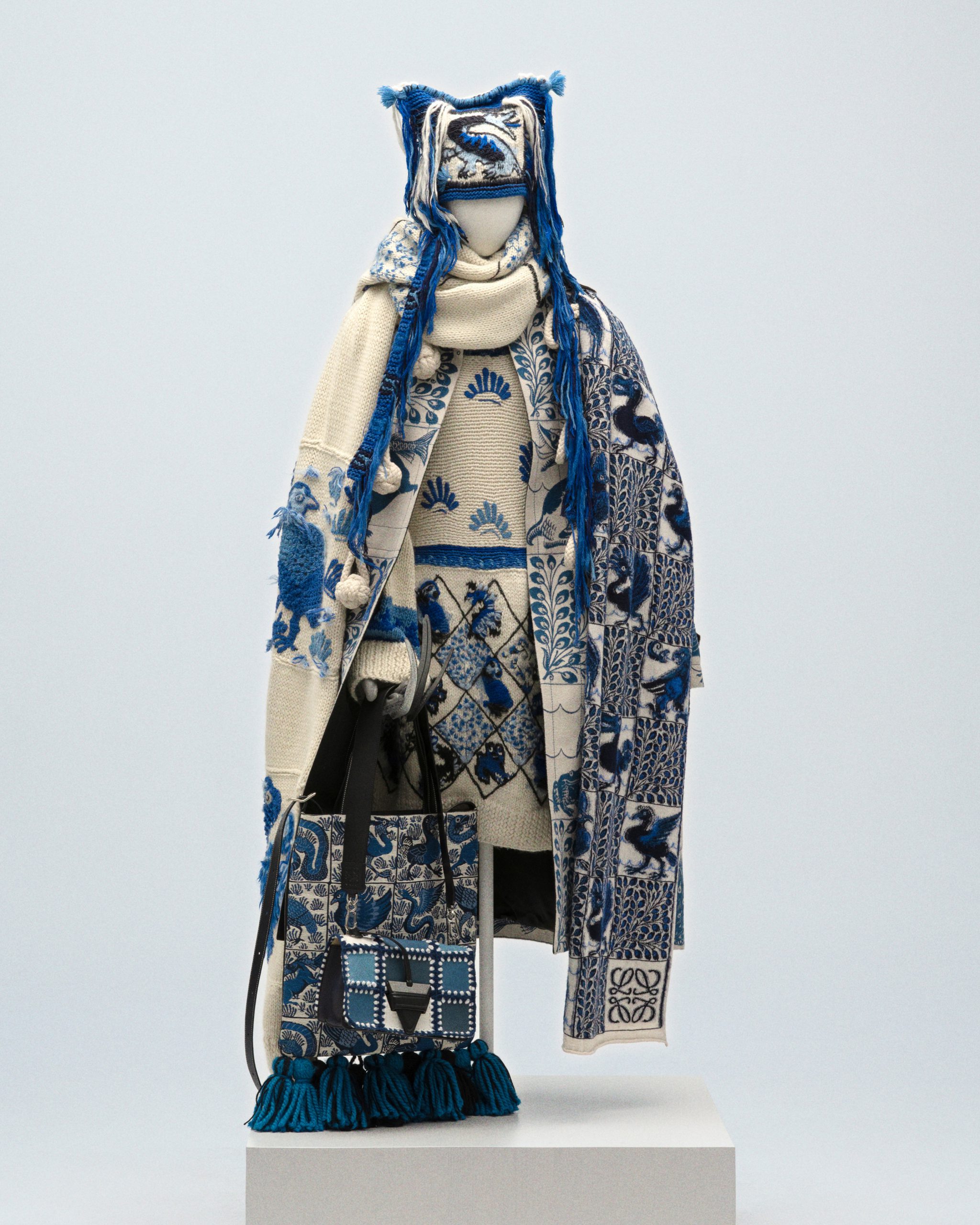 LOEWE_2024_SHANGHAI_EXHIBITION_HERO_PIECES_RGB_CROPPED_4X5_016