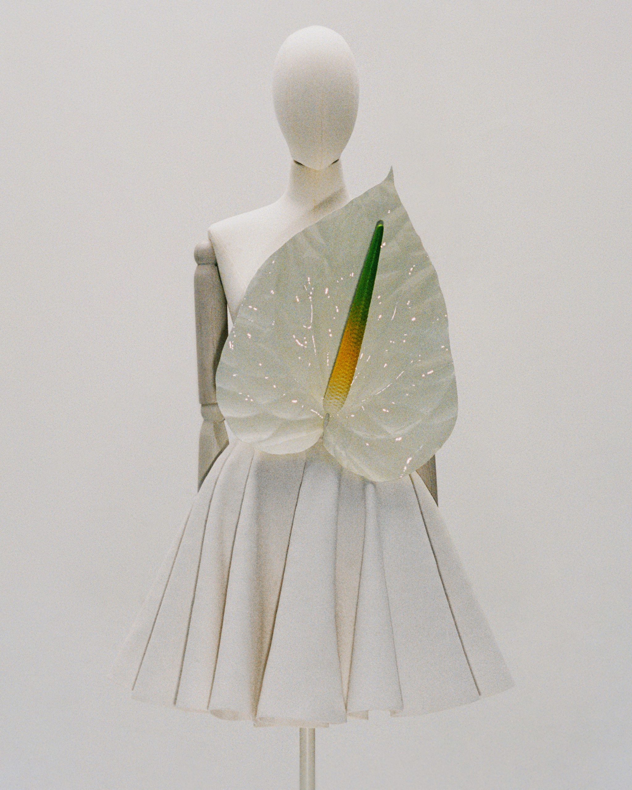 LOEWE_2024_SHANGHAI_EXHIBITION_HERO_PIECES_RGB_CROPPED_4X5_06