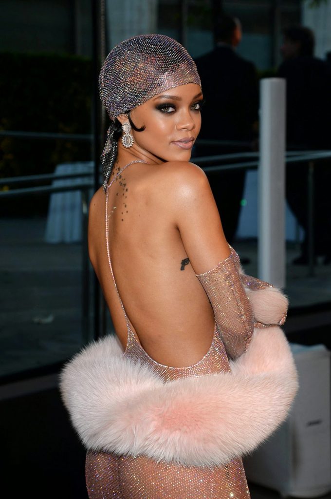 Rihanna diện váy xuyên thấu đính kim sa lộng lẫy cùng áo choàng lông hồng tại sự kiện