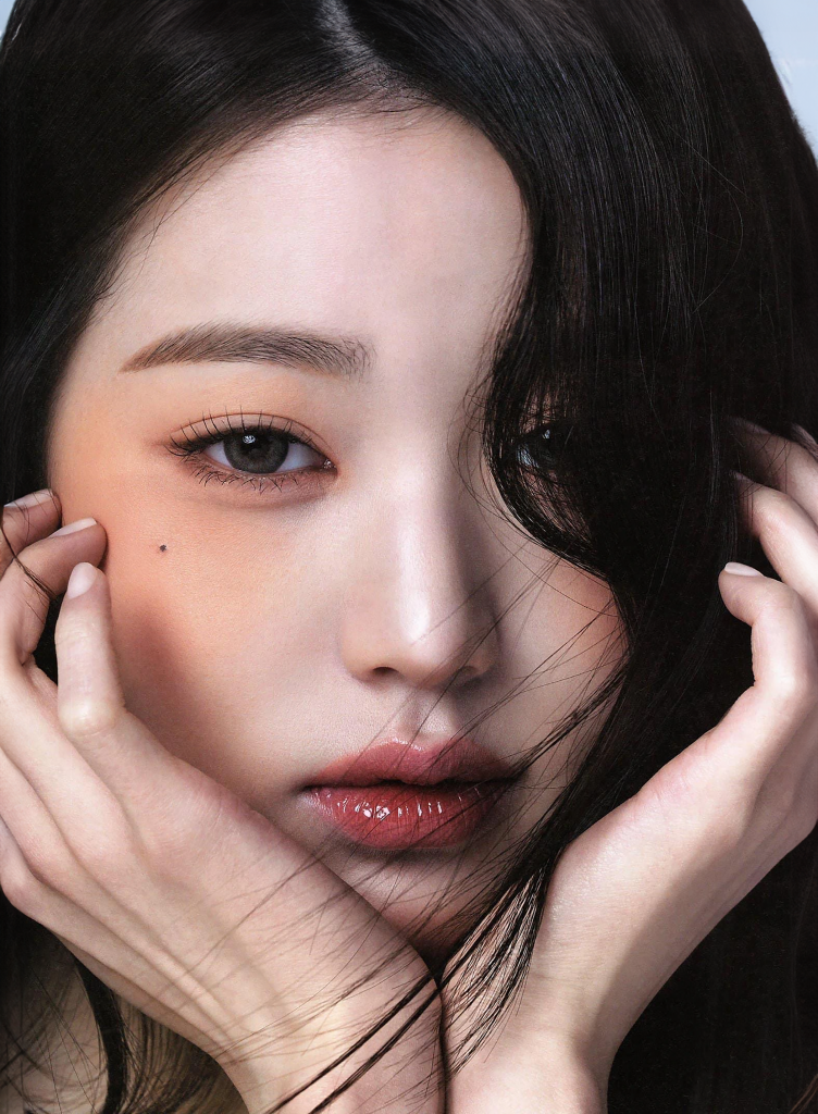 Chân dung cô gái trẻ với mái tóc đen và đôi mắt biết nói