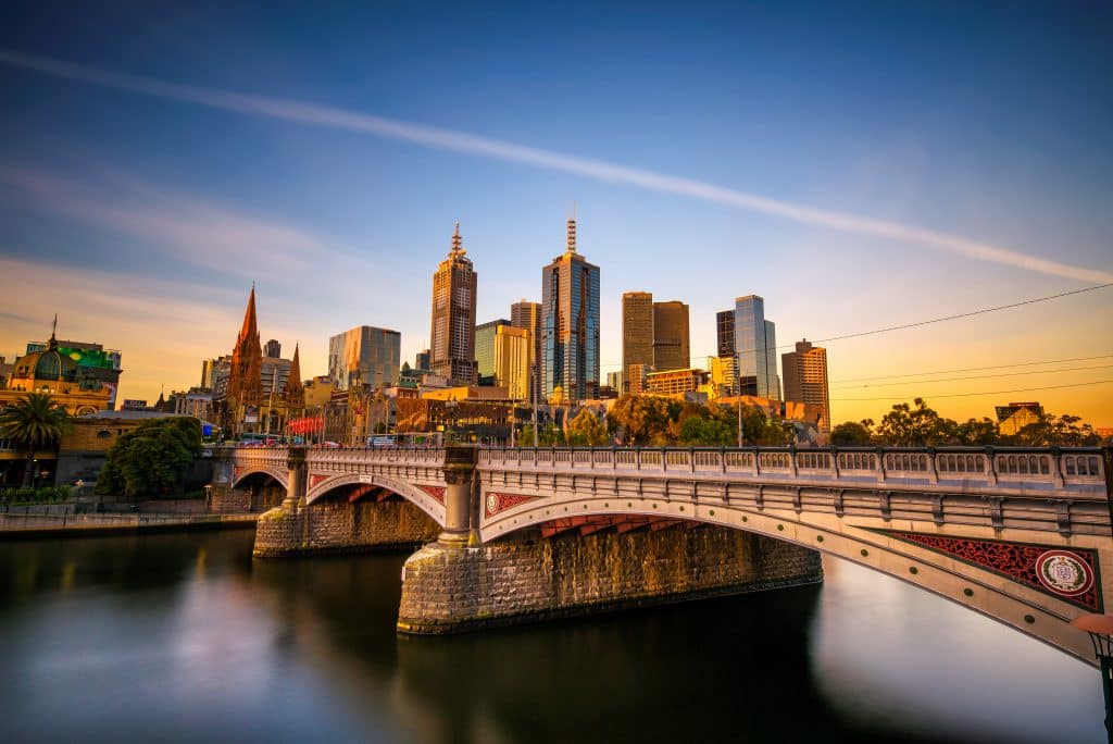 Toàn cảnh thành phố Melbourne hiện lên với cây cầu đá cổ kính và những tòa nhà cao tầng