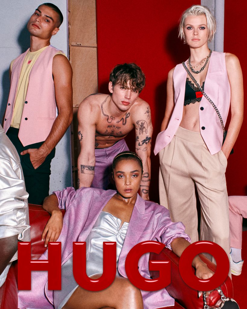 Bốn người mẫu trẻ trung phong cách với logo HUGO nổi bật phía trước