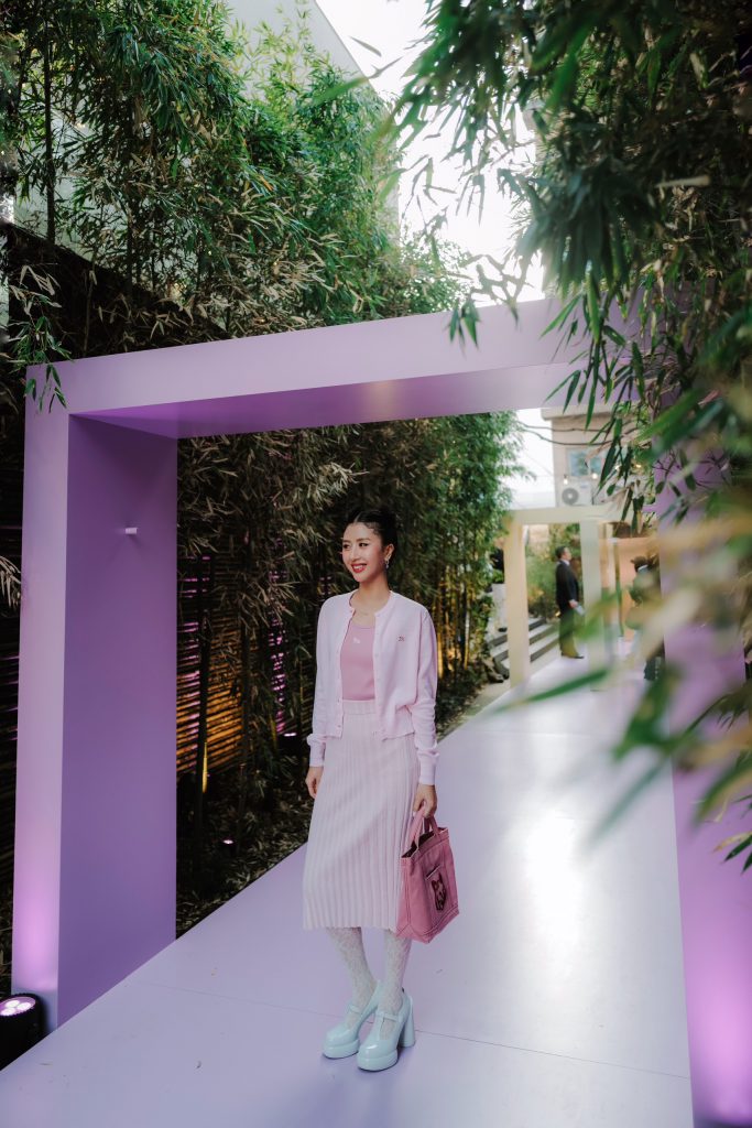 Quỳnh Anh Shyn diện trang phục màu hồng tươi tắn tại sự kiện ở Seoul