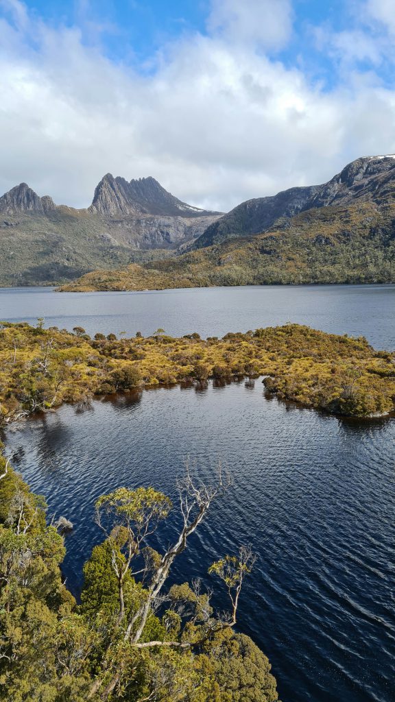 Hồ nước yên bình giữa những ngọn núi hùng vĩ ở Tasmania