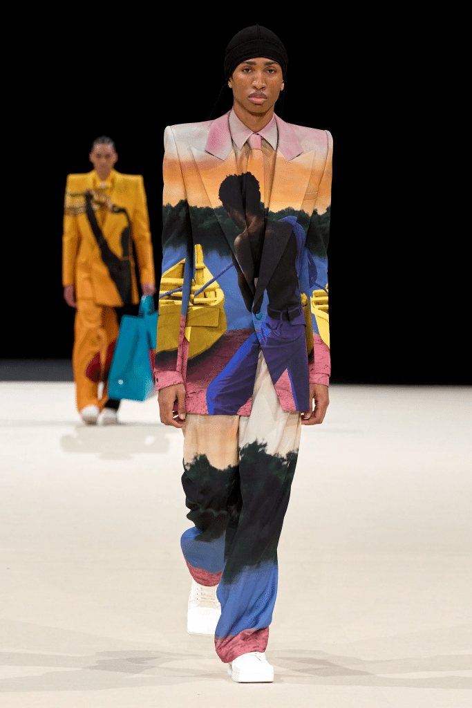 Người mẫu trình diễn bộ trang phục in họa tiết tranh sơn dầu độc đáo trên sàn diễn