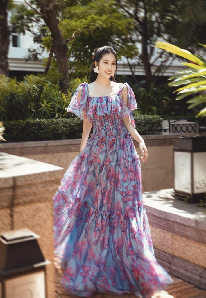 Á hậu Phương Anh diện váy hoa tầng mềm mại duyên dáng trong khu vườn