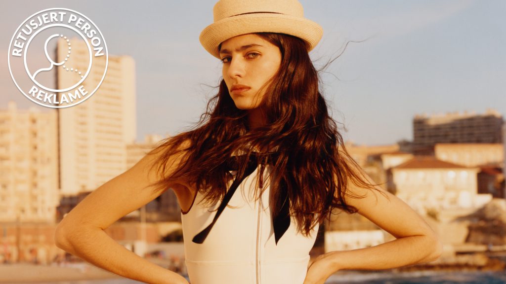 Người mẫu đội mũ rộng vành cùng trang phục trắng đen thanh lịch