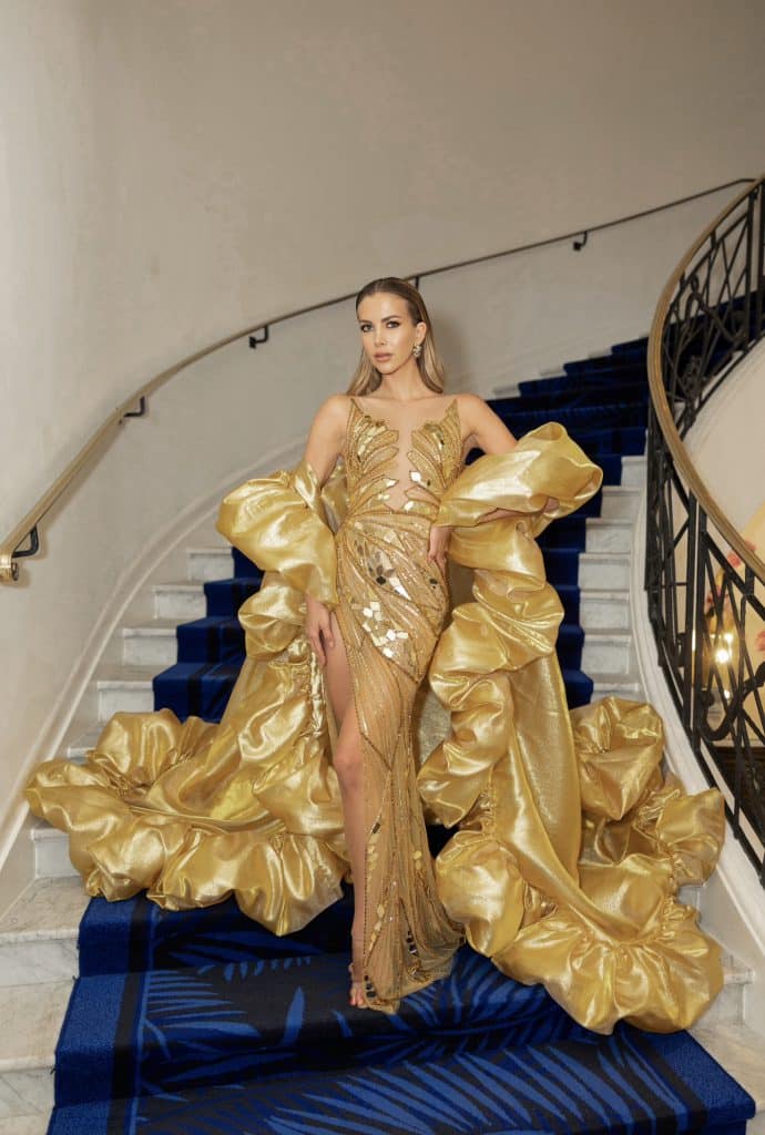 Người mẫu diện váy vàng lộng lẫy trên cầu thang tại Liên hoan phim Cannes