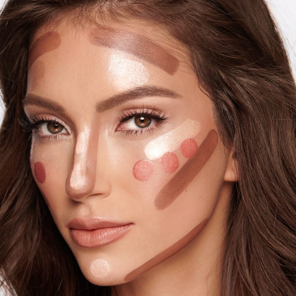 Gương mặt người mẫu với các vùng đánh highlight và contour bằng mỹ phẩm