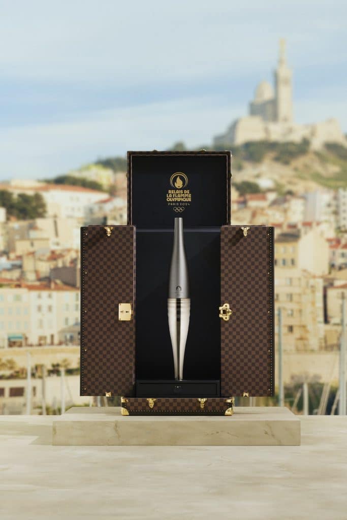 Hộp đựng đuốc Olympic Paris 2024 của Louis Vuitton với thiết kế họa tiết caro đặc trưng