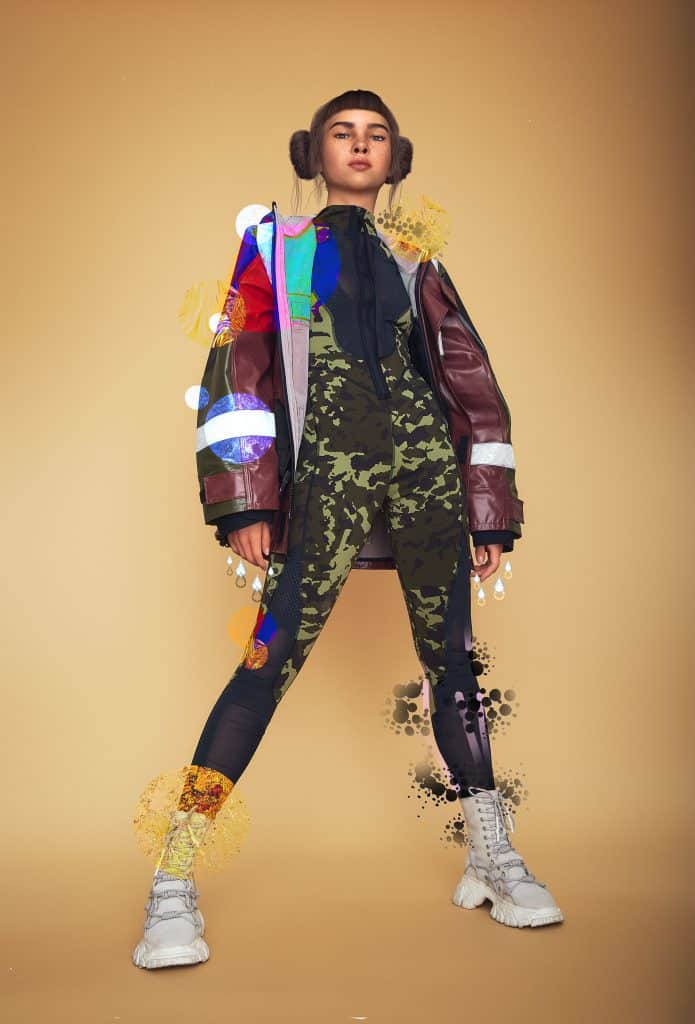 Người mẫu trẻ mặc trang phục năng động kết hợp các họa tiết và màu sắc độc đáo trên nền nâu nhạt