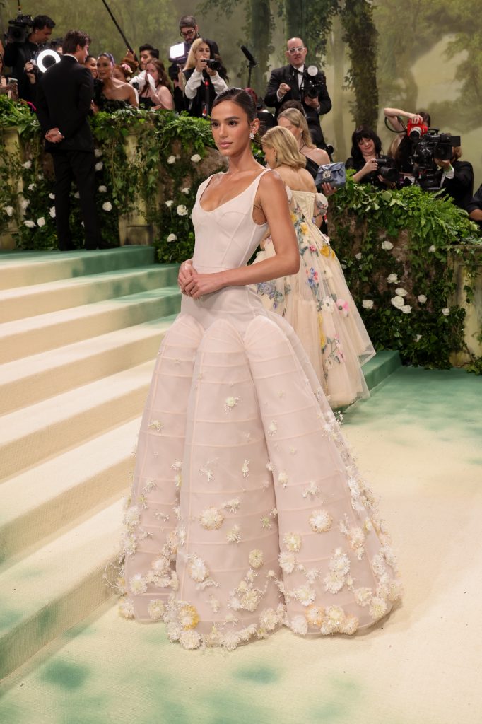 Bruna Marquezine mặc váy trắng thêu hoa lộng lẫy trên thảm đỏ MET Gala