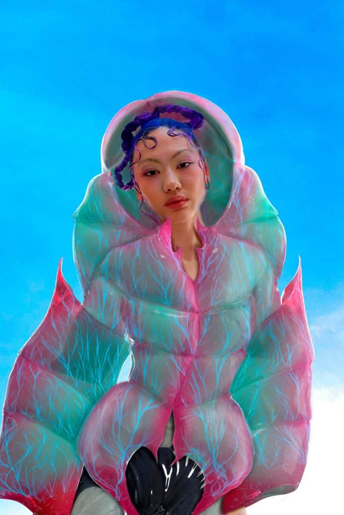 Người mẫu mặc trang phục phồng lớn màu hồng xanh trên nền trời xanh