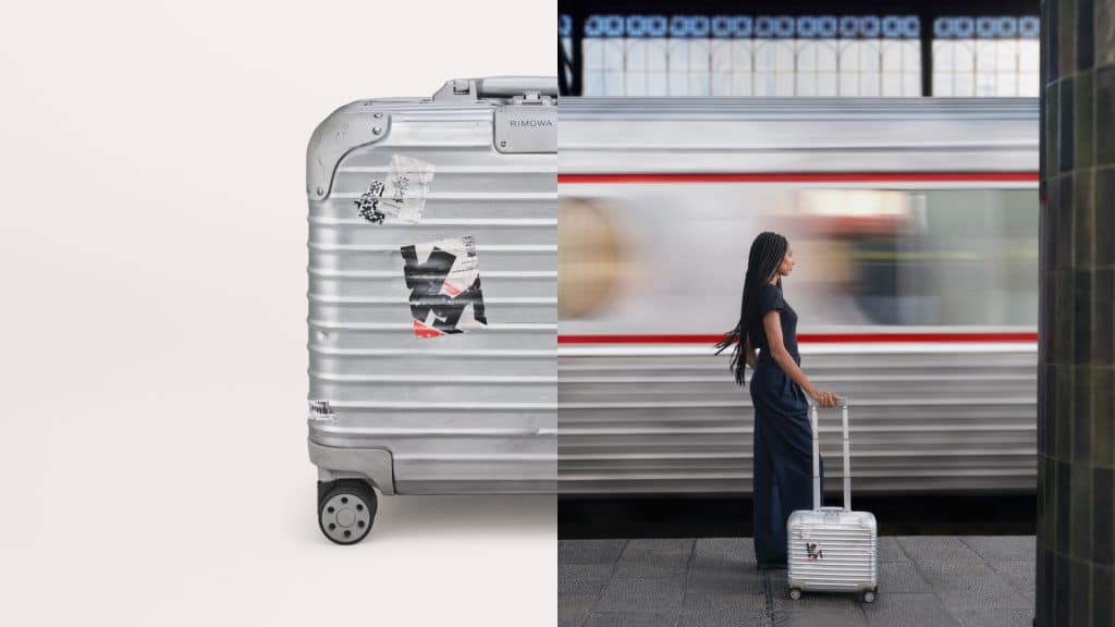 Vali RIMOWA kim loại bên cạnh hành khách chờ tàu ở sân ga