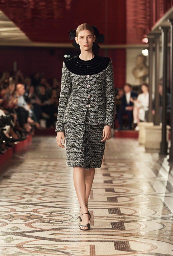 Người mẫu trình diễn bộ suit tweed đen trắng trong buổi trình diễn thời trang cao cấp