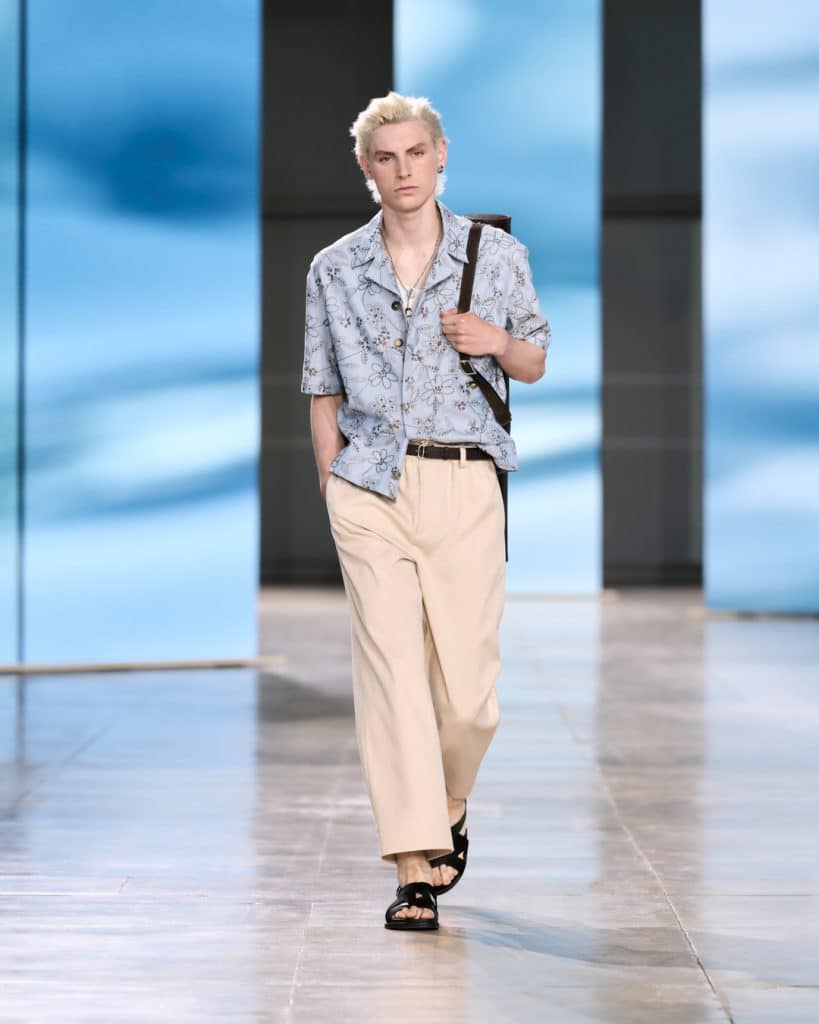 Người mẫu nam trình diễn trang phục Xuân/Hè 2025 của Hermès trên sàn diễn