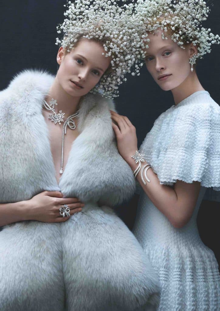 Hai người mẫu diện trang phục trắng và trang sức kim cương tinh xảo