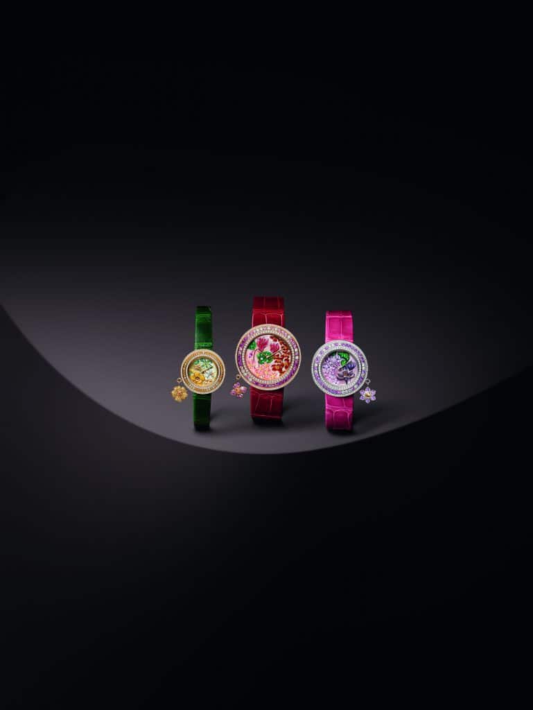 Ba chiếc đồng hồ Van Cleef & Arpels với mặt số đính đá quý và dây da màu sắc khác nhau