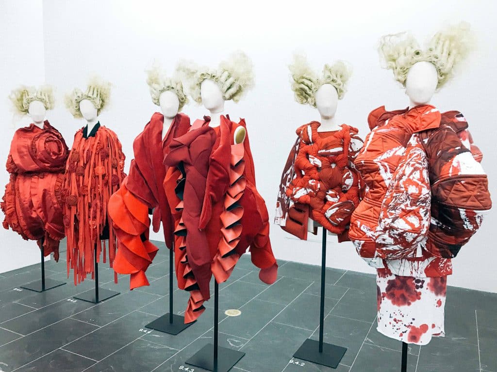 Năm манекен diện trang phục màu đỏ và trắng với kiểu dáng độc đáo ấn tượng