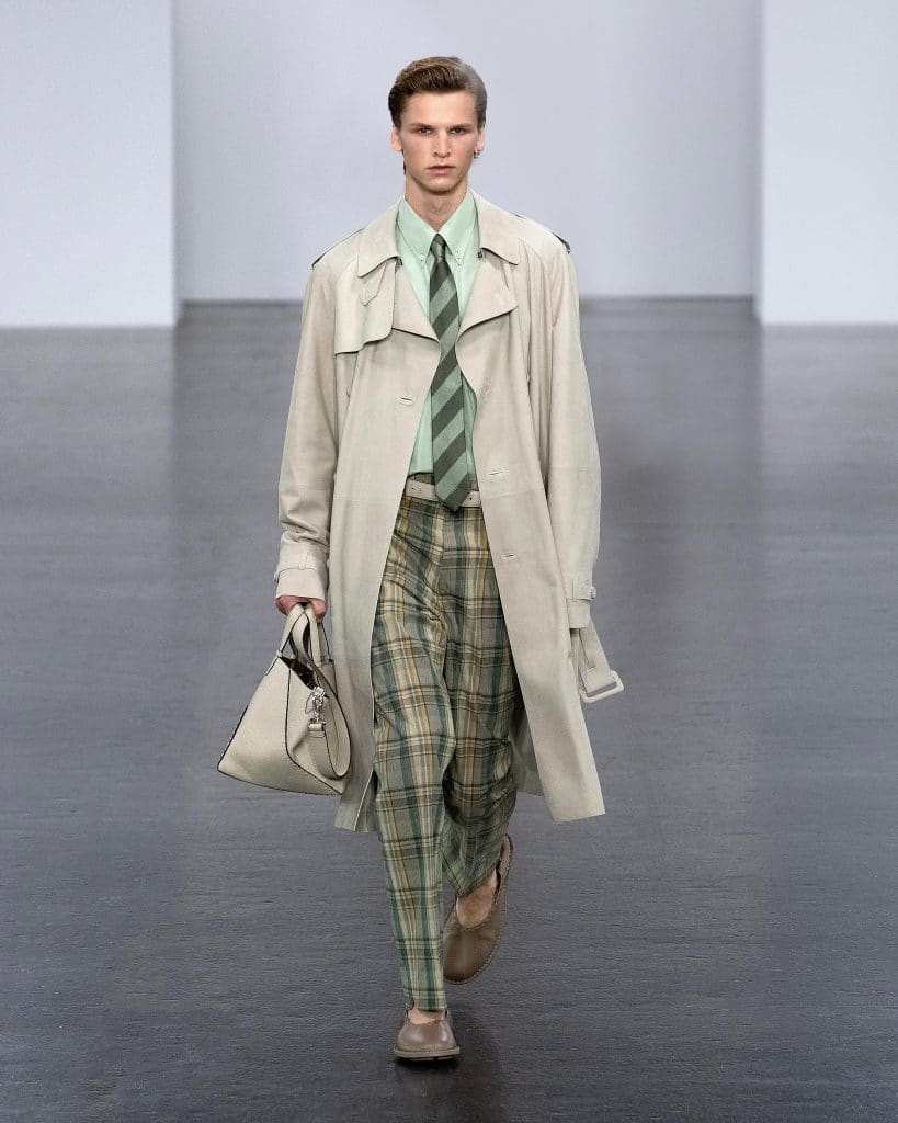 Người mẫu nam trình diễn trang phục Xuân/Hè 2025 của FENDI trên sàn diễn