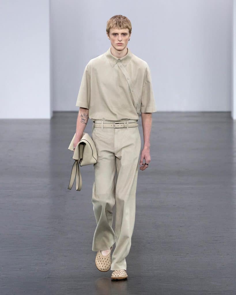 Người mẫu nam trình diễn trang phục xuân hè mới của Fendi với tông màu be chủ đạo
