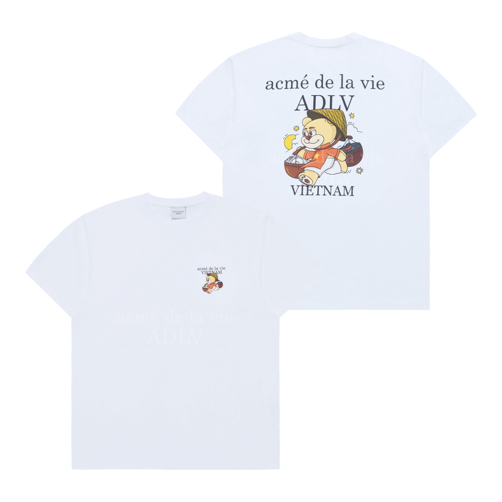 Ba chiếc áo thun trắng in hình người lái xe hàng rong và dòng chữ Việt Nam của acmé de la vie