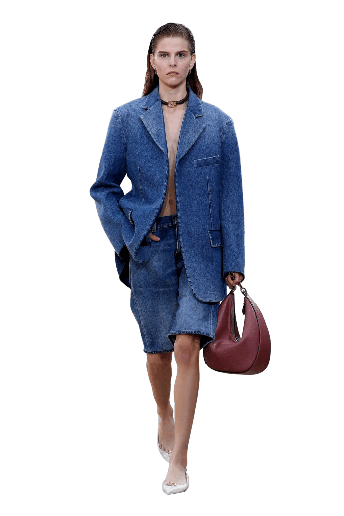 Người mẫu trình diễn trang phục denim xanh và phụ kiện da màu đỏ