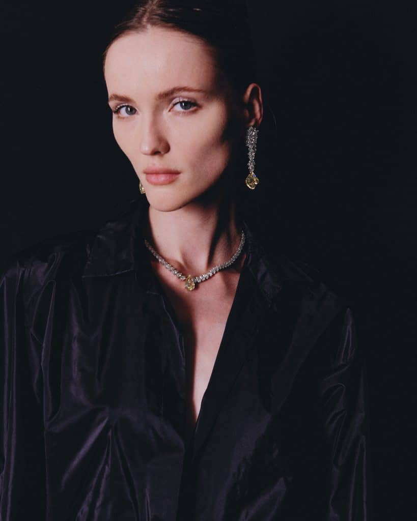 Người mẫu đeo trang sức kim cương Chopard trên nền đen