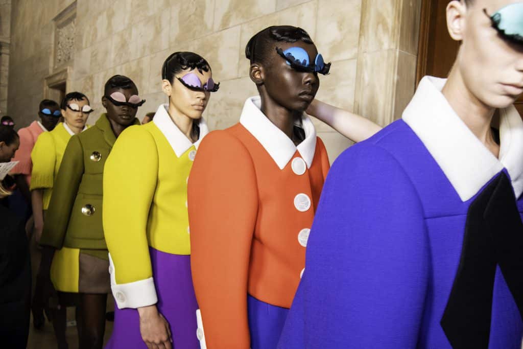 Người mẫu trình diễn trang phục màu sắc tươi sáng và kính mắt độc đáo trong buổi giới thiệu bộ sưu tập thời trang