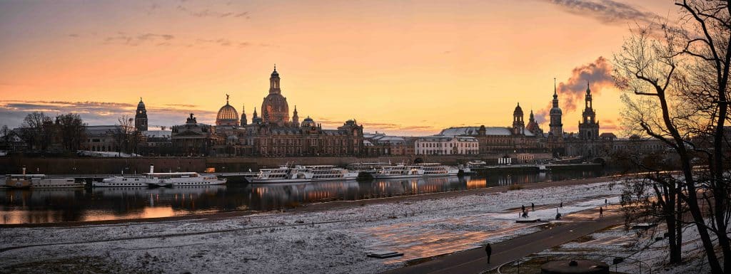 Toàn cảnh Dresden bên sông Elbe lúc hoàng hôn với những tòa nhà cổ kính