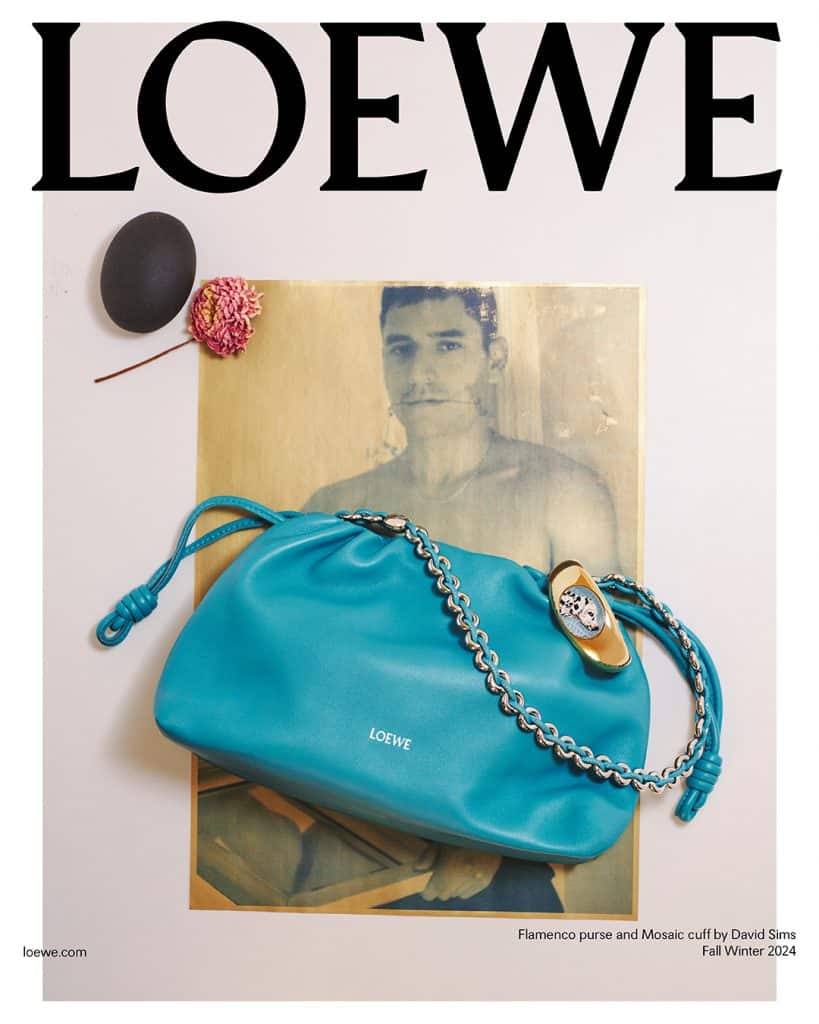 Túi xách màu xanh lam nổi bật trên nền ảnh chân dung nghệ thuật của LOEWE Thu Đông 2024
