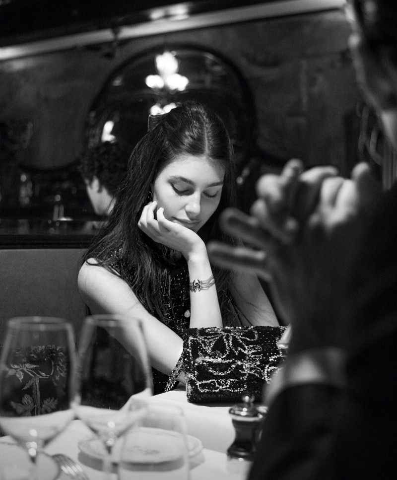 Người mẫu Camila Morrone ngồi trầm tư trong khung cảnh sang trọng mang phong cách Hollywood cổ điển