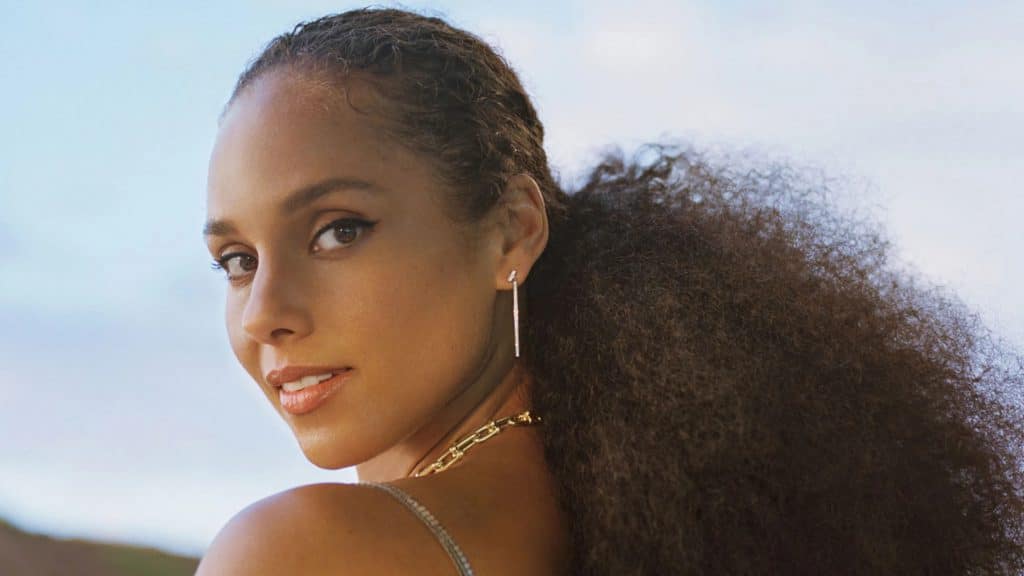 Nữ ca sĩ Alicia Keys với vẻ đẹp tự nhiên và mái tóc xoăn bồng bềnh