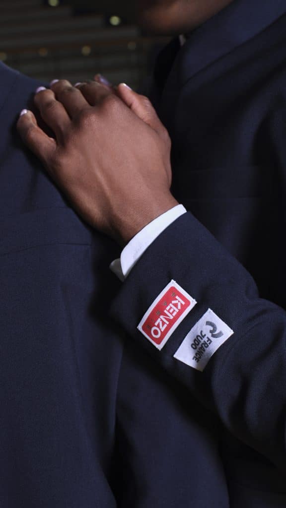 Tay áo vest đen có gắn logo Kenzo và biểu tượng Judo Pháp