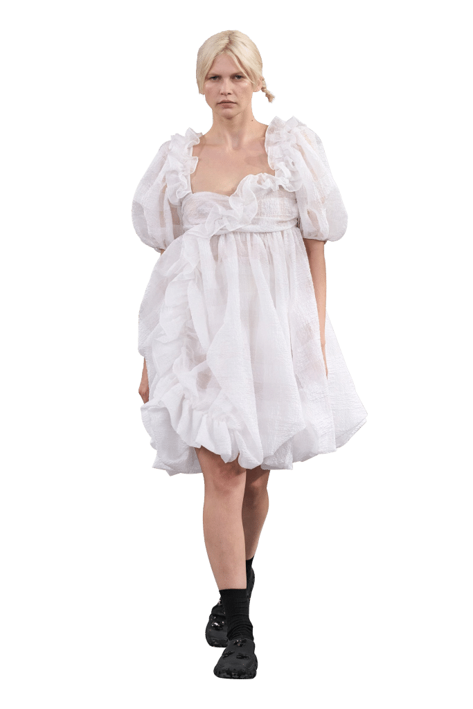 Người mẫu trình diễn váy trắng bồng bềnh kiểu dáng nữ tính trên sàn catwalk