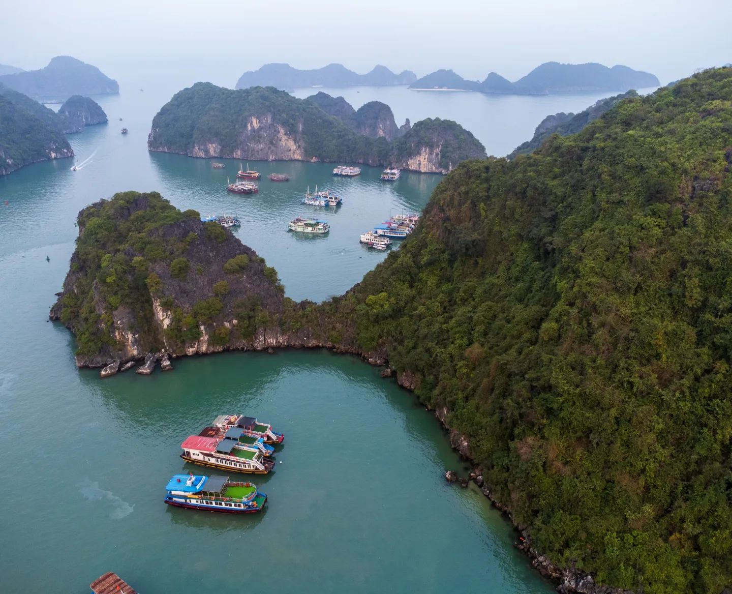 Quần đảo Cát Bà sở hữu cảnh sắc thiên nhiên hùng vĩ và nên thơ