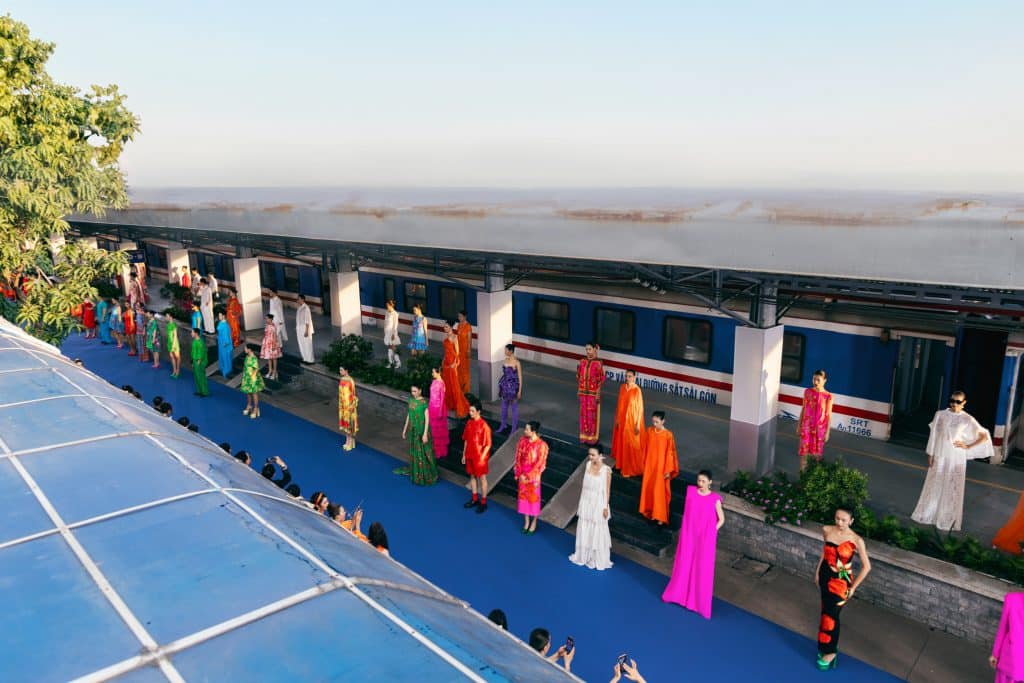 Sân ga Sài Gòn được biến hóa thành sàn diễn thời trang với nhiều người mẫu trình diễn