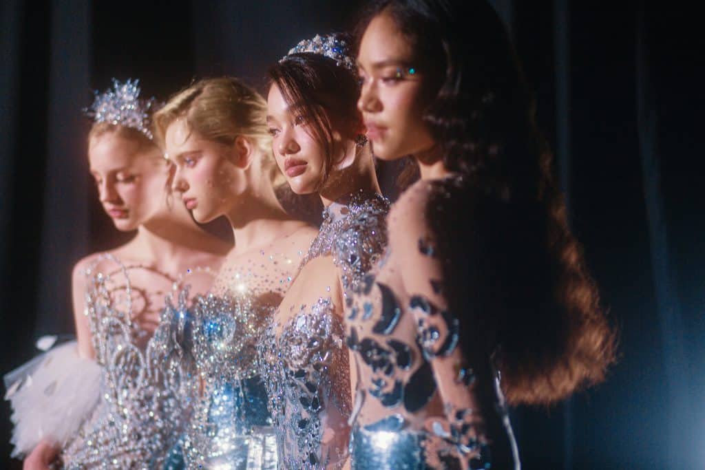 Các người mẫu trình diễn trang phục lộng lẫy đính đá trên sàn diễn thời trang