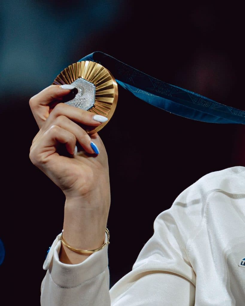 Tay người cầm huy chương vàng Thế vận hội Paris 2024 thiết kế tinh xảo