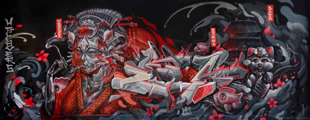 Tác phẩm nghệ thuật đường phố với hình ảnh cô gái Nhật Bản và chữ viết graffiti nổi bật trên nền đen