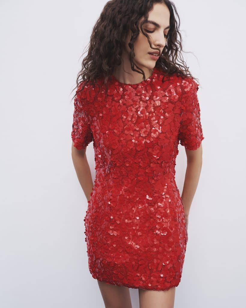 Người mẫu nữ mặc chiếc váy ngắn màu đỏ lấp lánh đầy sequin