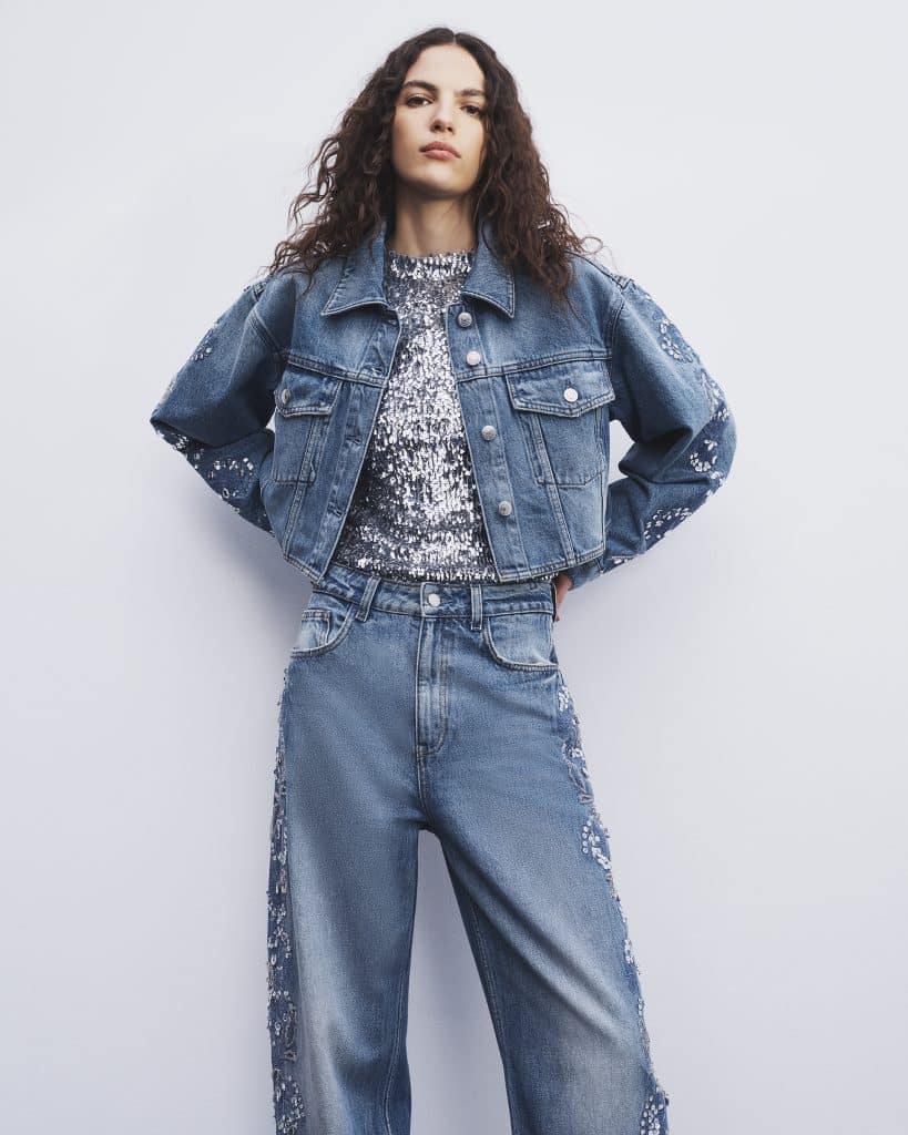 Người mẫu mặc áo khoác và quần jeans denim đính sequin lấp lánh